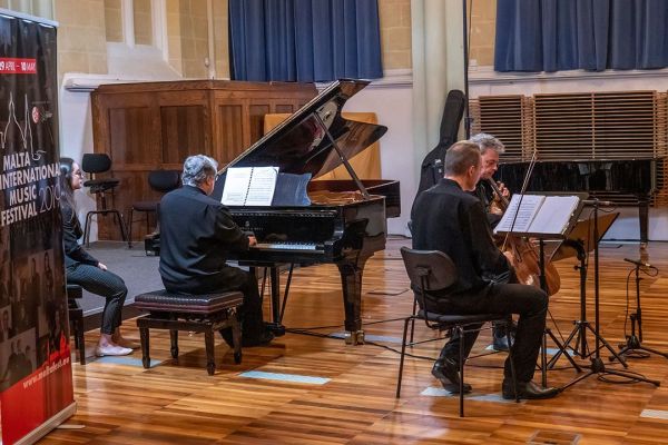 WORLD FAMOUS TRIO WANDERER