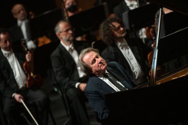 Piano master's friendship and love